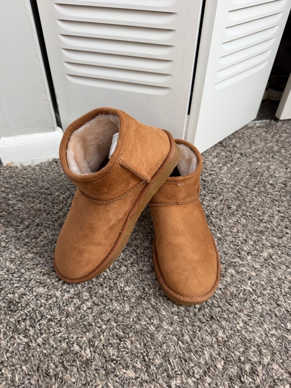 Arizona Jean Company Women's Chestnut Suede Shearling-Lined Ankle Booties